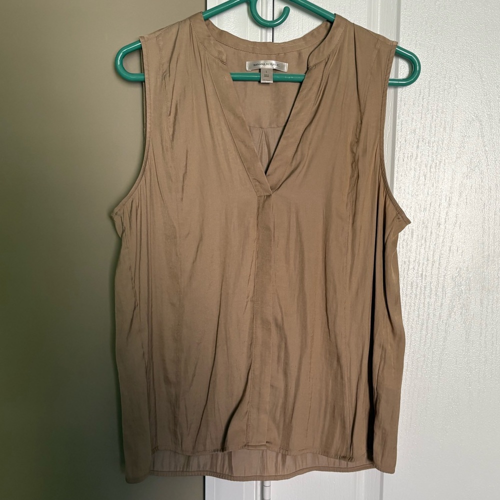 Banana Republic Women’s Sleeveless Blouse. Size Large.
